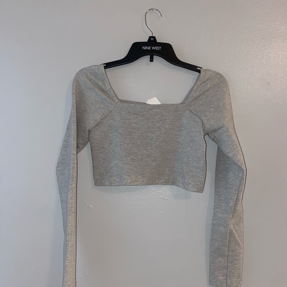 Fabletics cropped workout top - Picture 2 of 3